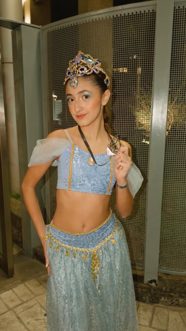 Minha estreia como solista com a coreografia “Flores a Jasmine” 🩵✨Aguenta coração! Rumo à final na Argentina!Festival @matrixproducciones Escola @dulliusdanceoficial Coreógrafo @aldogoncalvesdanca #camiharger #bailarina #competiçãointernacional #balletclassico #umbeijodacami by @camiharger_