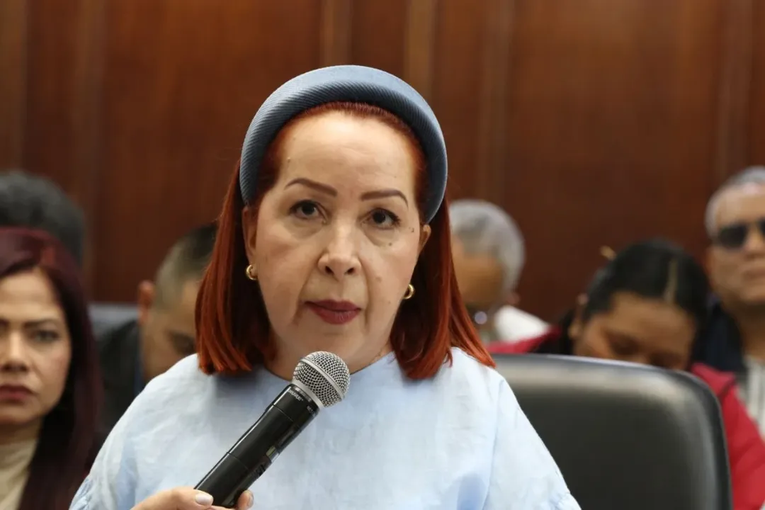 El Parlamento manifestó este martes su respaldo a la Gran Consulta Nacional sobre la Reforma de la Justicia Penal, que lanzó el pasado lunes la presidenta encargada de la República, Delcy Rodríguez, con el objetivo de recoger propuestas de diversos sectores del país para fortalecer el sistema judicial venezolano.En tal sentido, la Plenaria del Parlamento aprobó el acuerdo que presentó la diputada Maria Gabriela Vega (PSUV/La Guaira), quien justificó las razones por las que se emprende la consulta para la reforma del sistema de justicia penal.Para ampliar esta información, ingresa a www.asambleanacional.gob.ve by @asamblea_ven