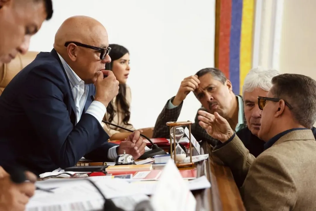 El diputado Wilmar Castro (PSUV/Nacional) considera que, una vez sancionada y promulgada, la Ley del Café fortalecerá la cadena de valor y promoverá la exportación del sector cafetalero venezolano.Tras la sesión ordinaria de este martes, el parlamentario resaltó que la propuesta es una de las primeras en establecer un marco jurídico integral para un rubro productivo, al abarcar desde la siembra hasta la exportación y reconocer su relevancia histórica, económica y ambiental.Castro explicó que con este proyecto Venezuela avanza hacia la recuperación del prestigio internacional que tuvo el café antes del auge petrolero, al incorporar un sistema de certificación que garantiza identidad de origen, denominación de origen y estándares de calidad reconocidos mundialmente.Para ampliar esta información, ingresa a www.asambleanacional.gob.ve by @asamblea_ven