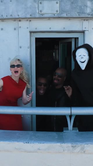 Ghostface chased Anna Faris and the Wayans brothers 1,250 feet to the top of New York City—and they still said, “WAZZUP!” #ScaryMovie