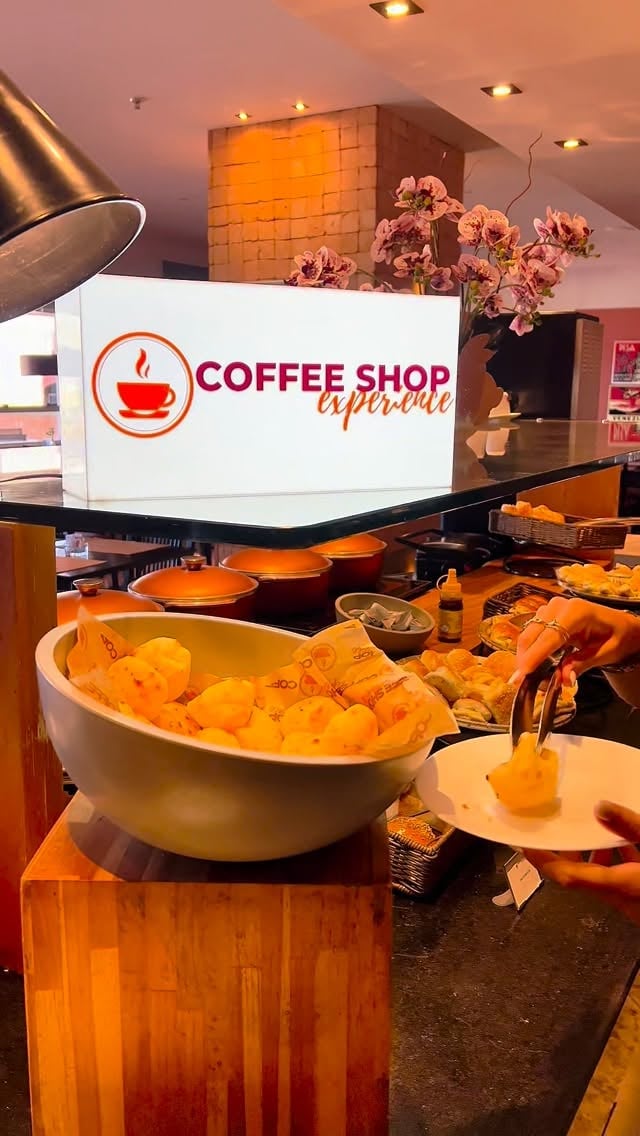 ✨ Começar o dia em meio à natureza tem outro sabor.No Transamerica Lagoa dos Ingleses, o café da manhã combina variedade, sabores fresquinhos e aquele clima de descanso que faz qualquer manhã parecer feriado. Entre o cheirinho de café, a vista tranquila e a sensação de estar longe da correria, cada detalhe convida a desacelerar. ☕🥐🍓E o melhor? Você não precisa estar hospedado para aproveitar.O café da manhã é aberto para passantes e está esperando por você para uma manhã mais leve, gostosa e especial.📍 Av. Princesa Diana, 440 – Nova Lima#TransamericaLagoaDosIngleses #CafeDaManha #Hotel #Gastronomia #LetsAtlantica by @letsatlantica