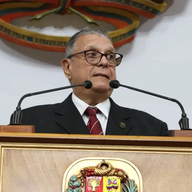 La Asamblea Nacional (AN) aprobó en primera discusión, y por unanimidad, el Proyecto de Ley Orgánica de Reforma Parcial de la Ley Orgánica del Sistema y Servicio Eléctrico, durante la sesión ordinaria de este martes.La justificación de esta propuesta estuvo a cargo del diputado Orlando Miranda (PSUV/Lara), quien explicó que la reforma parcial está dirigida a fortalecer la protección del sistema eléctrico, el mantenimiento de la infraestructura y la optimización del servicio para el pueblo.Asimismo, el parlamentario indicó que la reforma de la ley busca abrir las puertas a un sistema eléctrico moderno, mixto, autosustentable y responsable. Para ampliar esta información, ingresa a www.asambleanacional.gob.ve by @asamblea_ven