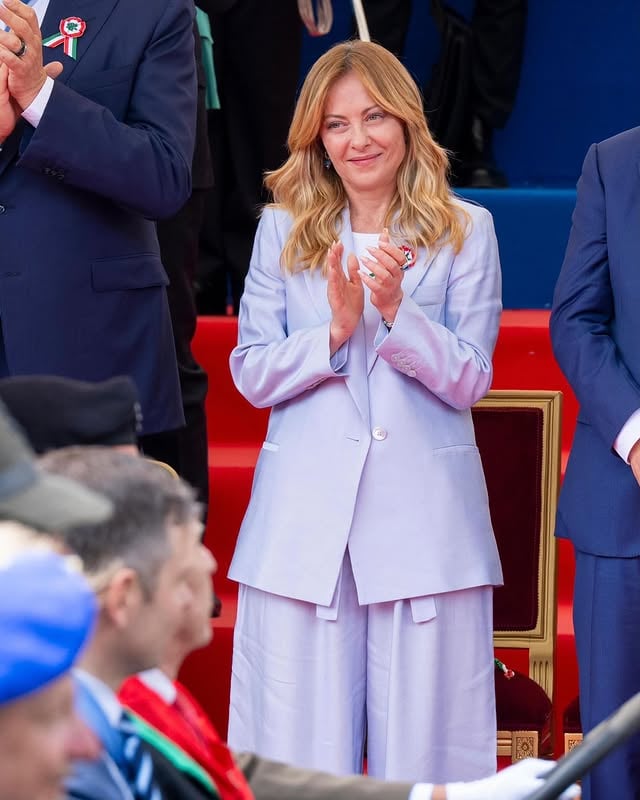 Leggo che rappresentanti italiani delle istituzioni arrivano ad affermare che la parata del 2 giugno andrebbe abolita. Reputo queste dichiarazioni non solo vergognose, ma anche indegne verso i tanti uomini e donne in divisa che ogni giorno servono l’Italia con disciplina, onore e spirito di sacrificio.

Io credo che la Festa della Repubblica e la parata non celebrino soltanto una ricorrenza istituzionale: celebrino l’identità della Nazione, il senso dello Stato e il valore di chi quello Stato lo difende, lo rappresenta e lo onora.

Disprezzare tutto questo da ruoli istituzionali significa non aver capito nulla della nostra storia, della Repubblica e del dovere che si ha verso di essa.