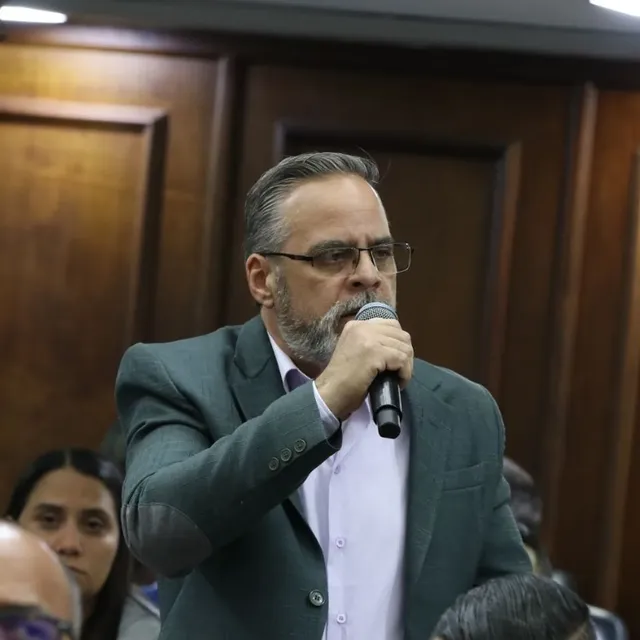 El diputado Fiodar Acosta (PSUV/Anzoátegui) exigió seriedad a los parlamentarios que adversan la reforma judicial, en la sesión ordinaria de este martes durante el debate del acuerdo para respaldar la Gran Consulta Nacional sobre la Reforma de la Justicia Penal. Ante los cuestionamientos de los diputados de oposición, Acosta recordó que es el Gobierno Bolivariano, desde Hugo Chávez Frías al presidente Nicolás Maduro, el gran impulsor de las políticas eficientes y productivas en materia de justicia penal. Recalcó que así lo continúa la presidenta encargada de la República, Delcy Rodríguez.Para ampliar esta información, ingresa a www.asambleanacional.gob.ve by @asamblea_ven