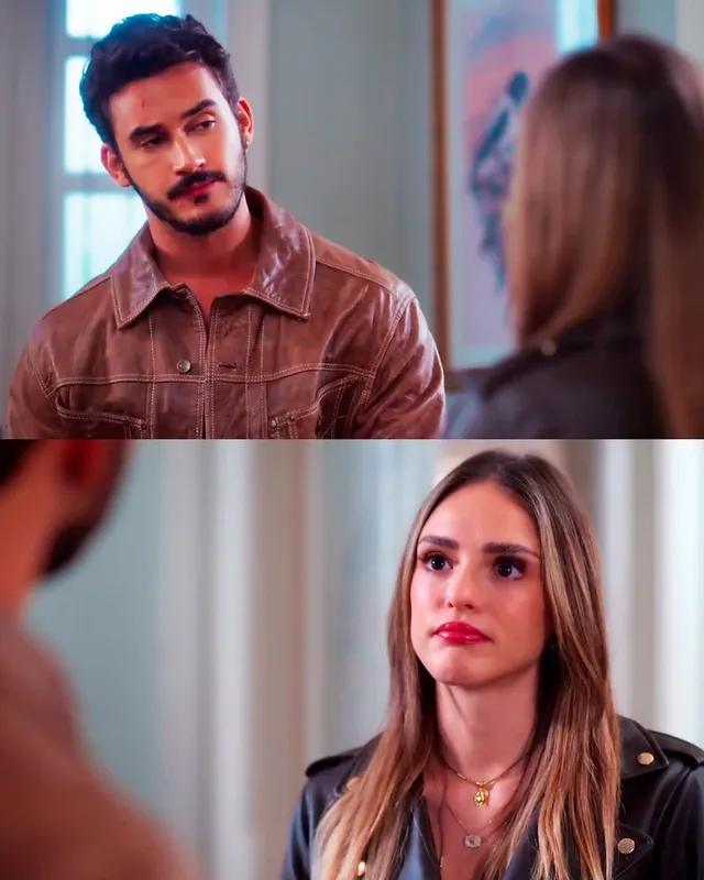 João Raul (#FilipeBragança) está arrasado porque descobriu que Naiane (#IsabelleDrummond) tentou se passar por Diana. E na verdade, a menina do seu passado é a Agrado (#IsadoraCuz). Nos próximos capítulos de #CoraçãoAcelerado, ele desiste de anunciar no Canta Centro-Oeste o seu noivado com a princesinha do cerrado e avisa que precisa refletir sobre o que fazer.

Depois de pensar sobre tudo o que aconteceu, João Raul se encontra com Naiane e diz que já sabe o que fazer. Aflito, Ronei (#ThomásAquino) conta que o público do evento está esperando pelo pronunciamento do cantor:

"A imprensa tá em cima, os fãs tão surtando. Passou da hora de dar declaração, você não acha?"

"Não, a hora é agora. E eu já sei exatamente o que a gente vai dizer", avisa o artista.

Naiane se antecipa e tenta se explicar:

"Então, o caso 'garota do passado'... amor, não tinha condição da gente deixar a maria breteira usar a história de vocês pra te enrolar! A Agrado é, tipo: a interesseira, você sabe disso."

João Raul avisa que acordou para a vida e que está decidido. Ele também diz que acabou o romance, os sonhos, afinal, todo mundo quer tirar vantagem do seu sucesso. Naiane entende o que está prestes a acontecer:

"Então você e eu, o namoro..."

"O casal Rauliane fica junto", avisa João Raul, surpreendendo a todos.

Naiane começa a vibrar:

"Graças a Deus! Brigada, universo, brigada, amor, eu sabia que..."

"Até o fim dos contratos. Pra posar pra publi, postar, dar entrevista. É isso e só. Entre a gente, Naiane... não vai rolar mais nada. Nem agora, nem nunca mais. Se quiser falar comigo, é através do Ronei", explica João Raul.

📝: Gshow 📸: TV Globo