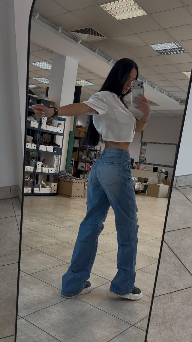 ✨ Must have w szafie! Jeansy z wysokim stanem i modnymi rozdarciami 👖 Rozmiar S, elastyczne, tylko 45 zł! 🤎 Basic, który pasuje do wszystkiego! Kto pierwszy? 🫶🏼📨📩#jeans #jeansy #outlet #ootd #highrise by @ekama_outlet
