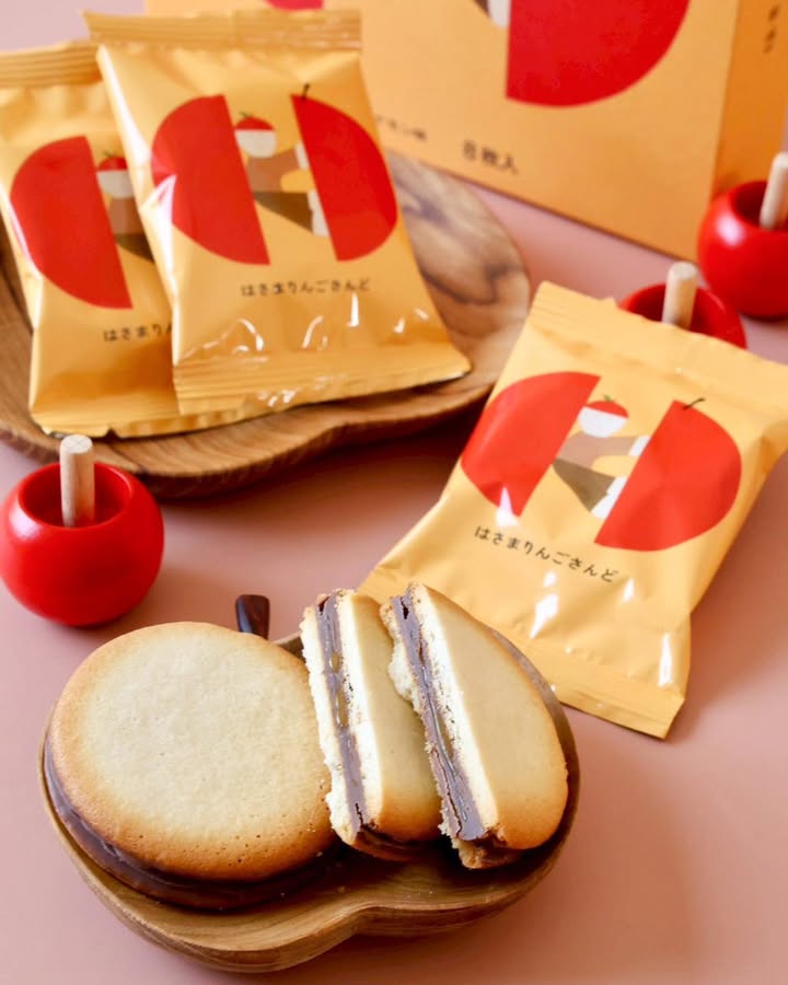 食べてみたいと思ったら
コメント欄に【🍎】で教えてくださいね𖤐*̩̩͙⸝⋆
⁡
本日の一品は、
ラグノオの「はさまりんごさんど」です💁‍♀️
⁡
-ラグさん家日記-ᝰ✍︎꙳⋆
ラグノオオンラインショップで新商品のチェック
をしていたら、なんだか見慣れないお菓子が…🔍
さっそく購入して、今日のおやつタイムに🍽✨
⁡
こちらの「はさまりんごさんど」は
りんごとシナモンが香るサクサクのラングドシャ
クッキーで、ミルクチョコレートとキャラメル
ソースをはさんだ焼き菓子です。
⁡
袋を開けるとりんごとシナモンの
美味しそうな良い香りが漂ってきました‪𓂃 𓈒𓏸
⁡
サクッと一口かじると、クッキーの間に挟まった
ミルクチョコの中からキャラメルソースが .ᐟ.ᐟ
⁡
ミルクチョコ×キャラメルの組み合わせに
りんご風味のラングドシャクッキーが相性抜群◎
クッキーの厚さも食べ応えがあり良い感じです✨
⁡
シナモンはふんわりやさしく香っていたので、
シナモンが苦手な方でも食べれそうかも…🤔💭
⁡
それから、かわいいパッケージにも注目です👀 ̖́-‬
表面にはりんごに挟まったシナモン色の男の子が .ᐟ
箱の色んな面にイラストが描かれていますよ✎*
⁡
──────────────
⁡
ラグノオ店舗やオンラインショップで販売中！
オンラインショップはプロフィールのURLから
ご覧いただけます🛒𓈒𓂂𓏸
⁡
#ラグノオ #ラグノオささき #cookie
#新商品 #お取り寄せスイーツ