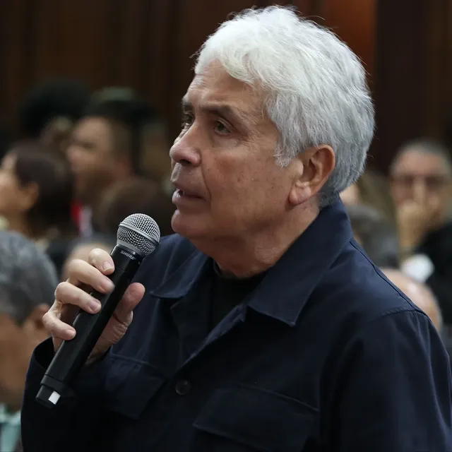 La Asamblea Nacional (AN) aprobó este martes, en segunda discusión, los cinco primeros artículos del Proyecto de Ley del Café, que tiene por objeto fomentar y promover los procesos de producción, transformación, industrialización, comercialización, exportación y consumo sostenible y responsable del rubro en todo el territorio nacional. El diputado Wilmar Castro Soteldo (PSUV/Nacional) presentó la propuesta de ley y enfatizó que la normativa consta de 37 artículos, dos disposiciones transitorias, una derogatoria y una disposición final.Para ampliar esta información, ingresa a www.asambleanacional.gob.ve by @asamblea_ven