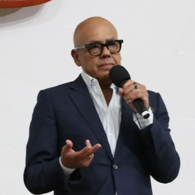 El presidente del Poder Legislativo, diputado Jorge Rodríguez (PSUV /Nacional), exaltó la importancia de crear el primer marco jurídico que protegerá al sector cafetalero del país, con el Proyecto de Ley del Café. Recalcó que este hace contraste con la legislación de otros países de la región."En Colombia existen 11 leyes que tratan el tema del café. Nosotros estamos hoy en segunda discusión de la primera ley, y nuestro café es muchísimo mejor que el de Colombia", destacó el parlamentario durante la segunda discusión del proyecto, que se efectuó este martes. Explicó que ​con este instrumento legal, el Parlamento Nacional busca saldar una deuda histórica con los caficultores, brindándoles herramientas competitivas, financiamiento y protección para que el café nacional, no solo para que abastezca con excelencia el mercado interno, sino que vuelva a brillar el mercado internacional.Para ampliar esta información, ingresa a www.asambleanacional.gob.ve by @asamblea_ven