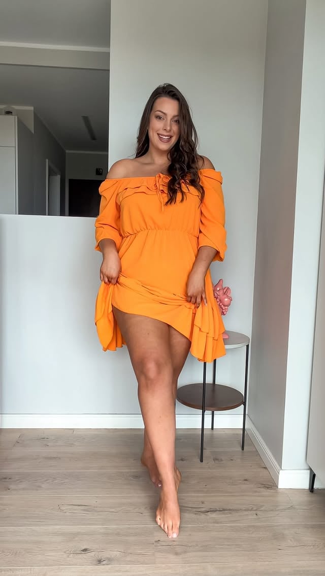 Moje letnie must have od @aurasun_pl 🌞🌴Uprzedzając Wasze pytania :-pięknie pachnie 🍓-nie robi plam ani smug 😎-daje równomierną, naturalnie wyglądającą opaleniznę ☀️-po zmyciu nie brudzi ubrań 👗(wiem, że o to pytacie najczęściej 😌)Z kodem JUSTYNA15 macie 15% rabatu na stronie www.aurasun.com.pl 🥰#modelkaplussize #samoopalacz #opalenizna [reklama] by @justynaczajka.plussizemodel