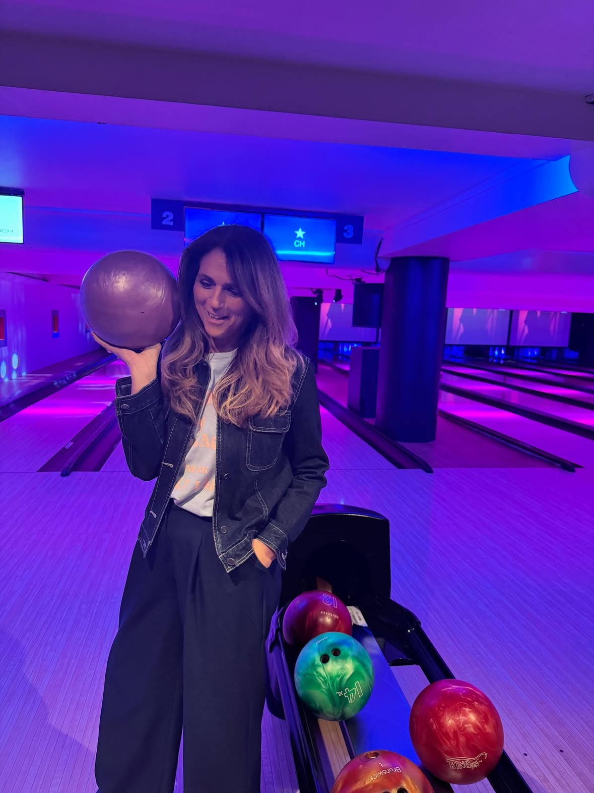 Hier soir, on s’est chauffés pour une soirée bowling entre amis. 
Après l’émission, et surtout après les conseils de classe, il fallait bien décompresser ! 😂
Olivier, Géraldine, Fabien, Shana, Jordan, Capucine, Cyril et moi. Ça c’est de l’équipée  sauvage ! Michel, Raymond et Polska se sont perdus quelque part entre l’intention et l’arrivée … mais ce n’est que partie remise. 
On a enfilé nos jolies chaussures de compétition ( et y’a pas à dire les pompes de bowling c’est élégant 😂). Cerise sur le gâteau, Gé et Shana, je sais que vous avez particulièrement kiffé vos chaussettes jetables ;-) On a joué comme des dieux… ou presque. Enfin surtout Cyril et Olivier. Les autres, nous étions là avec plus ou moins de talent et des gestes techniques disons …innovants (Capucine et Jordan vous m’avez tuée ). 
Et puis on avait faim aussi. Très faim. Les pizzas n’ont pas fait long feu et le pop corn a été englouti. Tant pis pour le Summer body. 
Le bowling nous a même offert du champagne. Franchement c’était super chic de leur part. Bon, je ne bois pas, mais j’ai trouvé que c’était une gentille attention et les copains étaient ravis.
On a dansé entre deux strikes, on s’est charriés, on a raconté des bêtises, on a ri pour tout et pour rien, et comme toujours quand on est heureux on n’a pas vu les heures défiler.

Bref, on était bien…

C’est presque la fin de la saison et je ne sais pas pour vous mais je n’ai rien vu passer. Alors on essaie d’étirer un peu le temps, de prolonger les soirées, de grappiller encore quelques moments ensemble avant que chacun ne parte de son côté pour l’été. 
Parce qu’on s’aime bien. Parce qu’on est bien ensemble. Parce que la famille c’est aussi celle qu’on se choisit.

La bise à tous .