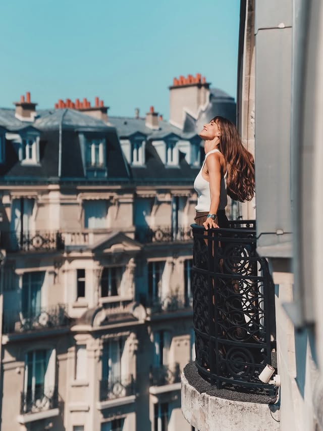 ✨ París siempre es una buena idea, pero lo es mucho más cuando se convierte en el escenario de momentos inolvidables.Estos días he venido a trabajar de la mano de mi familia @esteelauder_es . Vivir esto acompañada de mi madre ha sido un regalo. En este viaje he reflexionado mucho sobre el verdadero éxito. Más allá de los proyectos y las campañas, lo que realmente importa son los equipos que construimos y la calidad humana de las personas que nos rodean. Trabajar y rodearnos de grandes seres humanos es lo que transforma lo ordinario en extraordinario.La historia de Estée Lauder comenzó como un sueño y un negocio familiar, y hoy me siento muy agradecida de formar parte de los valores que celebran como la belleza, la familia pero sobre todo el valor del tiempo. Porque el tiempo no se mide en horas, sino en los momentos y las personas con las que decidimos compartirlo. Mi suerte ha sido poder compartirlo con ustedes @manuelmermeria @natalia_sanchezsv @gemmacanela 🤍 Merci, Paris, 🕊️🇫🇷 by @ariadneartiles