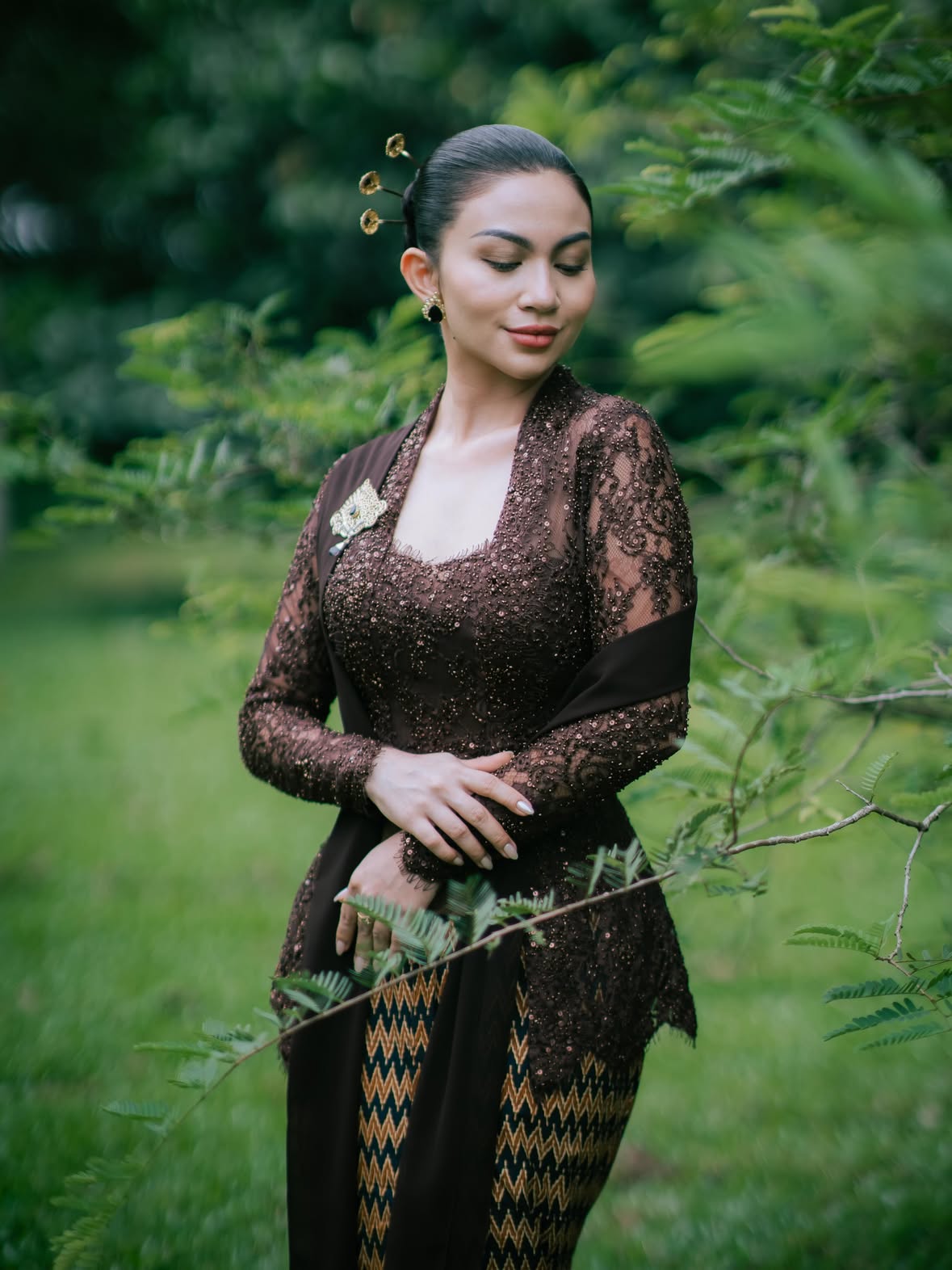 Pesona Sukma

Kebaya cokelat berpotongan pendek, membawaku kembali kepada foto-foto lama itu... perempuan-perempuan di tahun 50an memakai kebaya pendek kutubaru dengan kain dan selendang kecil menjuntai pada bahu dengan bersemat bros dan subeng.

Waktu terkadang adalah ilusi.. dan @arieltatum memakai kebaya kutubaru koleksi pribadinya dengan kain Tirto Tejo tahun 1965 yang diwiru apik. Cincin dan tas hitam milik Neneknya seketika membawa semua kenangan indah dalam satu tampilan.

Sore itu, menghadiri pernikahan Yang Mulia Tunku Aishah Johara dan Muhammad Idris Ismail dan diundang khusus oleh Ibunda Tunku Aishah yaitu Gusti Raden Ayu Retno Astrini di Istana Tunku Abu Bakar di Johor Bahru, tampilan ini mewakili budaya Jawi yang sudah turun temurun menginspirasikan kami dalam berkarya. 

Ariel memberi pesona sukma pada kebaya dan tampilan ini, menyatu padu, memeluk...bak perempuan yang sedang di pelukan. 

Attire: personal collection Ariel Tatum @svarna_byikatindonesia 
Aksesoris bros , subeng dan hiasan rambut: @subengklasik 
Foto : @___rega.arie