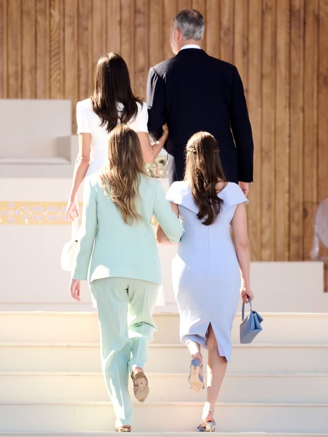 La familia real asiste a la misa del papa León XIV en CibelesEl rey Felipe VI, la reina Letizia, la princesa Leonor y la infanta Sofía han asistido este domingo a la misa histórica del papa León XIV en la Plaza de Cibeles de Madrid, una celebración eucarística que ha reunido a más de un millón de personas, convirtiéndose en uno de los mayores actos religiosos celebrados en España en los últimos años.—The Spanish Royal Family attends Pope Leo XIV’s historic Mass at CibelesKing Felipe VI of Spain, Queen Letizia of Spain, Crown Princess Leonor of Spain and Infanta Sofía of Spain attended Pope Leo XIV’s Mass at Cibeles Square in Madrid on Sunday, a Eucharistic celebration that brought together more than one million people, marking one of the largest religious gatherings held in Spain in recent years.📷 ©️ Carlos Álvarez/Getty Images📍 Madrid, Spain · 7 June 2026#CarlosAlvarezGetty #PopeLeoXIV #CrownPrincessLeonor #InfantaSofia #SpanishRoyalFamily by @leonorysofiaaltezasreales