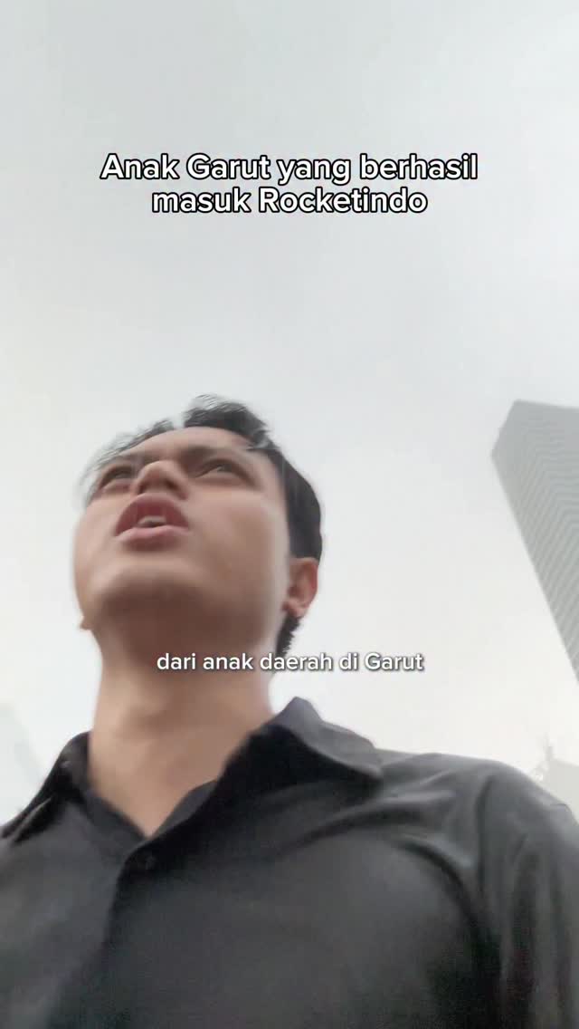 Jakarta itu keras, apalagi buat anak daerah yang baru pertama kali nginjekin kaki di ibukota.Ditolak HRD, di-ghosting, sampai ngerasa insecure karena sadar diri bukan siapa-siapa. Ada masa di mana pengen nyerah dan mutusin buat pulang aja ke Garut. Tapi siapa sangka, dari sebuah keisengan nekat ikut walk-in interview, malah jadi tiket buat masuk ke gedung tinggi ini.Kerja di Rocketindo ngajarin satu hal: Disini nggak ada yang peduli lu anak daerah atau lulusan mana. Selama lu mau belajar, berani ambil tanggung jawab, lu bakal dihargai.Buat kalian yang sekarang lagi capek nyebar lamaran dan ditolak sana-sini... istirahat sebentar nggak apa-apa, tapi jangan nyerah dulu ya. Kadang rezeki itu dateng dari pintu yang paling nggak pernah kita duga. Welcome Shihab🚀✨Coba tag temen lu sesama anak rantau yang lagi berjuang di Jakarta! 👇#fyp #fyf #anakrantau #rocketindo #pejuangrupiah by @rocketindo_official