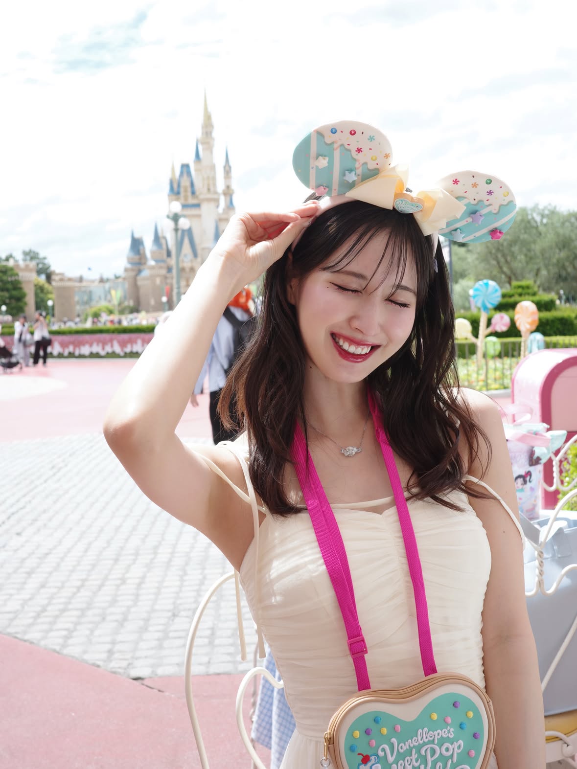 𝐃𝐢𝐬𝐧𝐞𝐲𝐥𝐚𝐧𝐝ㅤ🏰🎶

6月の晴れの日は色々穴場なことに気付く..!⛅️
お菓子モチーフ可愛かった☺︎🍬🩵

#東京ディズニーランド #Disneyland #ディズニーコーデ #ディズニーカチューシャ #ヴァネロペ