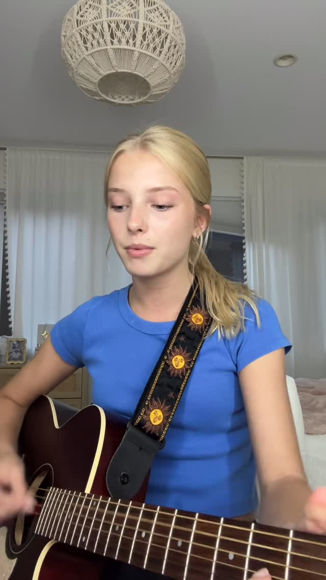One of my faves 💙

#sixpencenonethericher #kissme #guitargirl #musiclover #artandlutherie