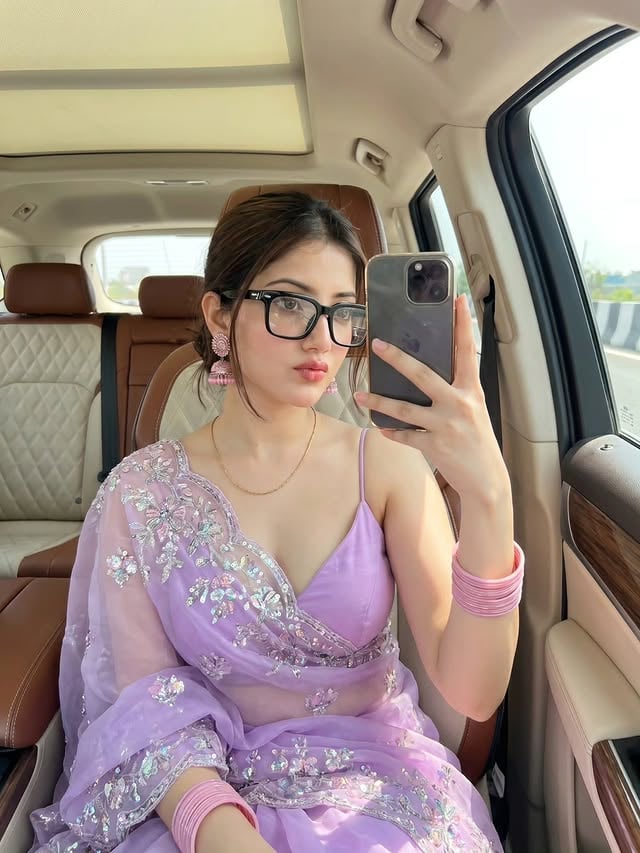 Outfit 10/10, vibes 10/10, aur samosa bhi 10/10✨
Kyunki koi bhi function ho, snacks toh bante hain 🫶
Saree > everything 💜

#SareeLover #DesiGirl #CarVibes #SamosaGirl #PurpleAesthetic IndianFashion OrganzaSaree CarSelfie ViralReels DesiVibes Glasses EthnicWear InstaIndia