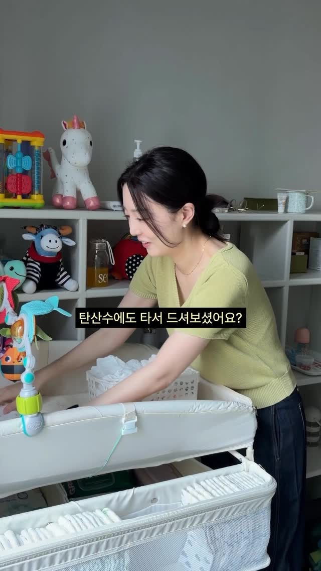 👶🏻육아 필수템, 아르기닌 1박스 받아보실 분! 댓글로 이모티콘 남겨주시면, 랜덤으로 뽑아 선물 보내드릴게요!

저희집은 요즘 올아비를 한 달에 몇 박스는 먹는데
그 이유는? 👼🏻🍼👶🏻👩‍🍼👨🏻‍🍼ㅎㅎㅎ

바쁘다바빠 현대사회🥵
아침에 눈뜨자마자 차가운 커피, 
편의점 에너지 드링크 들이키고 계신가요!

몸에 안 좋은 거 알지만
당장의 컨디션과 피로를 해결하기 위해서
어쩔 수 없이 드시는 분들 많으실 텐데요.

커피는 맛으로 즐기시고!
당류 가득한 에너지 드링크 대신,
몸에 좋은 🔆올아비 마시는 걸 강력 추천드려요

✅ 제로 슈가
✅ 카페인 FREE
✅ 색소 무첨가
건강하게! 눈이 번쩍 뜨이는 느낌을 주는 건
올아비만한 게 없을테니까요💪🏻💪🏻

올아비는 제품 개발할 때
정말 말 그대로 ’올인원‘으로 만들려고
꼼꼼하게 설계했거든요,

우선 첫 번째로는 프리미엄 아르기닌 3,000mg에다가
함께 시너지를 낼 수 있는 
비타민C, 비타민B군을 7종이나 넣었어요
포인트는 아무 원료나 넣은 게 아니라,
유럽산 프리미엄 DSM사 비타민 원료를 사용했고!
(제가 먹을 거니까…!)

두 번째는 
아르기닌 성분 활성화에 도움을 줄 수 있는 
L-오르니틴, L-시트룰린, L-아스파트산 
3종 성분을 배합했는데요,

아르기닌 제품 찾아보신 분들은
이 ’시트룰린‘ 성분이 꽤 중요한 역할을 한다는 거
아는 분들은 알고 계실 겁니다☝🏻

여기가 끝이 아니고!
활력 및 에너지 증진에 도움을 주는 타우린, 
운동 후 회복에 도움을 주는 글루타민까지 !
에너지와 회복에 도움을 주는 성분은 총집합!🌟

아르기닌은 특히 저보다도 주양육자분께서 더 많이 드시는 듯한데요ㅎㅎ 다른 제품은 그런 말씀이 없는데 올아비는 진짜 떨어지면 바로 물어봐요. 
“집에 아르기닌 없던데?😳“

드셔보시면, 이유를 알게 되실 거예요!

𝗘𝗩𝗘𝗡𝗧
댓글로 이모티콘을 남겨주세요!
추첨을 통해 올인원 아르기닌 비타 부스터 1박스 (맛 선택 가능!) 선물로 보내 드릴게요.

※ 당첨자 발표는 다음주 월요일(6/8) 이 게시글에 댓글로 공지합니다.
세렌 공식 계정(@meetyour.serene )으로 DM도 갈 거예요!

📩 𝑺𝒆𝒓𝒆𝒏𝒆 | 𝑬𝒏𝒆𝒓𝒈𝒚 𝑾𝒆𝒆𝒌✨
① ~47% 할인
② 올인원 아르기닌 비타 부스터 '골라담기' 최초 진행
③ 6박스(3개월분) 구매 시, [NEW] 세렌 스트랩 보틀 300ml 1개 선물
④ 12박스(6개월분) 구매 시, [NEW] 세렌 스트랩 보틀 300ml 2개& 적립금 3,000원 선물

🗓️ 6월 8일 (월) 10 AM 미리보기 & 11AM 판매 오픈
🔗 yourserene.kr

@meetyour.serene