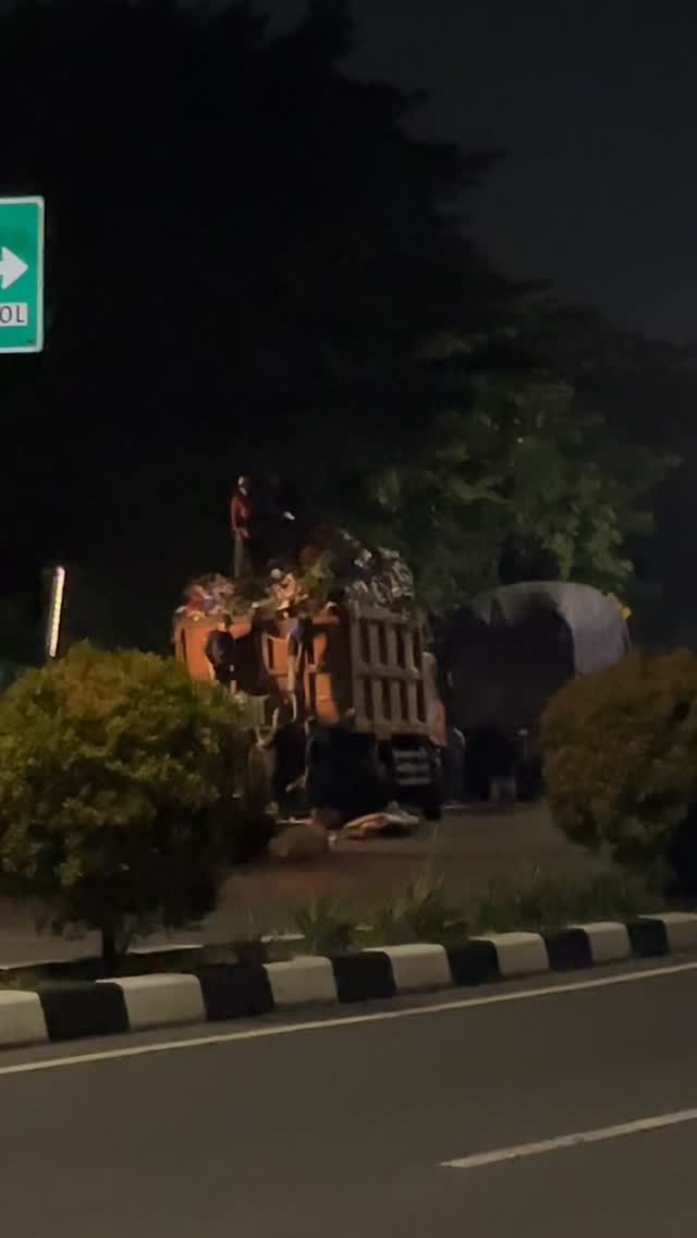 Sabtu, 6 Juni 2026 
Pukul : 00.37 WIB
Lokasi : Exit Tol Brigif, DKI Jakarta menuju Gandul Provinsi Jawa Barat.

Selepas saya kuliah menuju ke arah rumah, transit sampah di exit tol brigif ini diadakan setiap malam dan jelas mengganggu pengendara umum ketika melintas di jalan ini, saya sudah melihat berbagai akun resmi seperti @jagakarsa_update untuk menyuarakan adanya fenomena ini, namun jawabannya? NOL 

kejadian ini udh sekian bulan dan masih tetap dipertahankan walaupun selalu direspon protes oleh warga dan pengguna jalan yang melintas di malam hari baik secara langsung atau sosial media (bisa liat postingan sebelum ini)

dan malam ini, kita coba laporkan lewat aplikasi yang disediakan oleh pemerintah @dkijakarta , dan segera ditindaklanjuti pimpinan @dinaslhdki 

tolong bantu up bang @ijoeel 

PROSES ATAU KAMI PROTES 
pak @pramonoanungw @si.rano @dinaslhdki 

#sampah #dkijakarta #jagakarsa #bantargebang