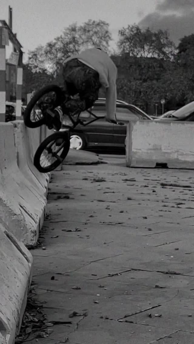 Some OG riding with @ngrema.bmx 🔗#bmx by @animalbikes