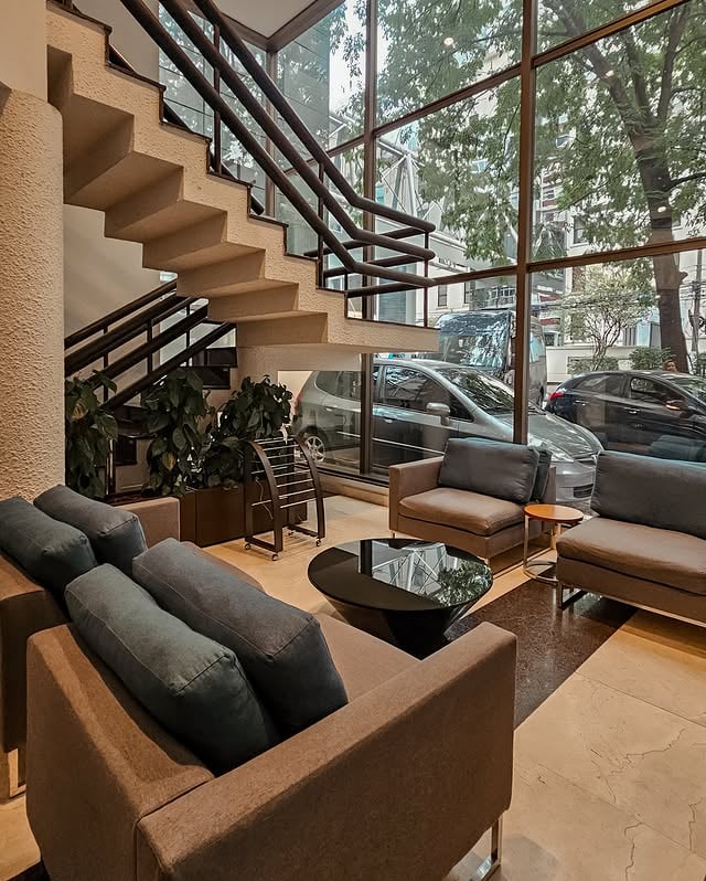 Nosso lobby é o ponto de encontro perfeito para quem está chegando, saindo para explorar a cidade ou apenas aproveitando alguns minutos de descanso.Um espaço confortável, convidativo e pronto para fazer você se sentir em casa desde o primeiro momento.#HotelSP #HospedagemSP #SãoPaulo #LetsAtlantica by @letsatlantica