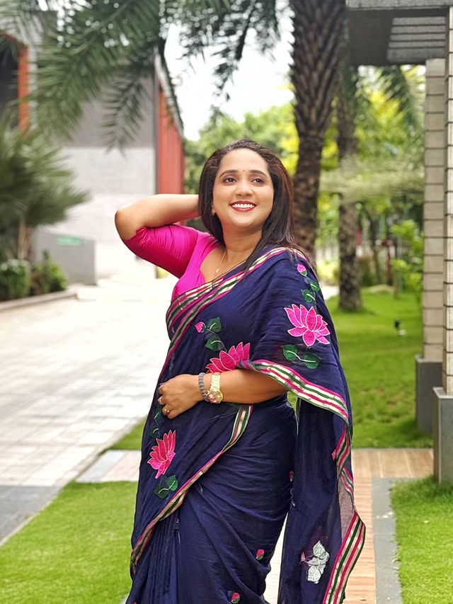 Pure mul cotton saree with lotus print.. Navy blue &pink colour combination trending saree @mangaii.in Make up @roshnairin_makeovers Videography @niyaroseann Stylist @vdu_v_design_u #mulcottonsarees#mulcotton #saree #sareelove #annmariaofficial by @annmaria_official
