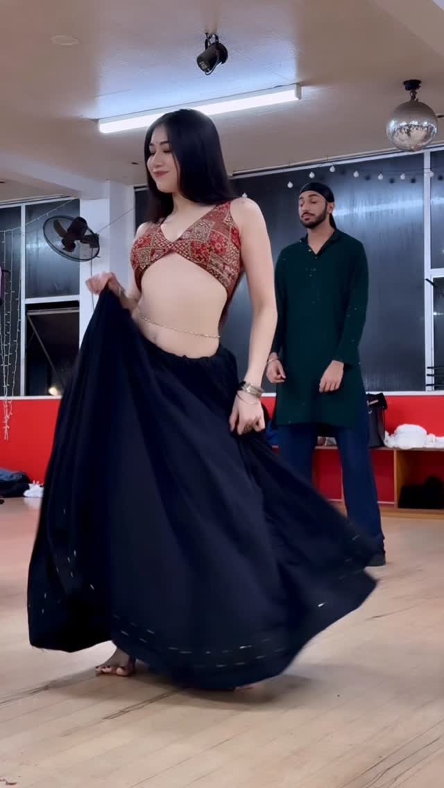 Dilli Walli Girlfriend 🧏🏻‍♀️✨

DC: @catherine_jesse ♥️🥰
🎥: @btwitznamrata 😘✨

#trendingreels #explorepage #bollywood #dancereels #deepikapadukone ✨