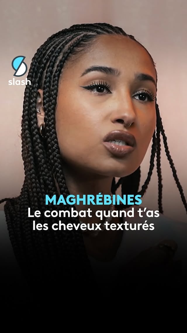 Grandir avec des cheveux texturés en France, c’était souvent des heures de lissage, de brushing, de maltraitance capillaire. Tout ça, pour ressembler à une image qui n’était pas la leur. 💇‍♀️Elles en parlent dans le documentaire Maghrébines, dispo dès maintenant sur la chaîne YouTube Slash et sur france.tv#cheveuxtexturés #identité #onregardequoi #témoignage #documentaire by @francetvslash