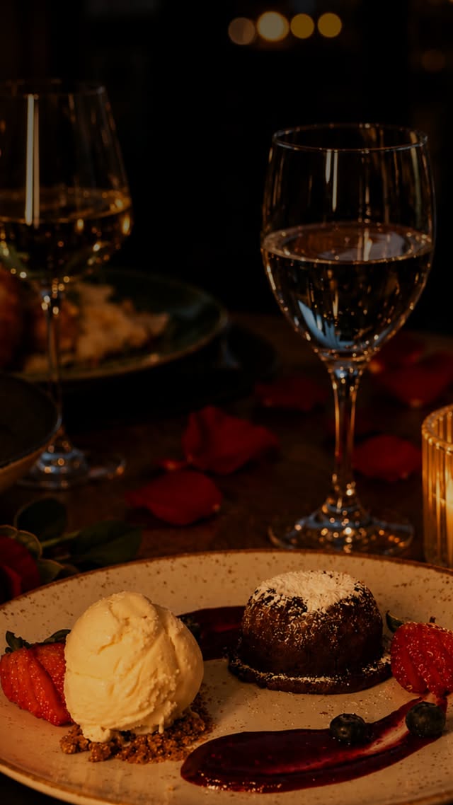 No Dia dos Namorados, os detalhes transformam a experiência.A atmosfera, os sabores, a música ao vivo, a luz da noite refletida no Guaíba. Tudo foi pensado para criar um momento especial para aproveitar a dois no Restaurante Origens.No dia 12/06, o convite é para desacelerar da rotina e viver uma noite marcada por boa gastronomia, brindes e tempo de qualidade juntos.Reservas antecipadas pelo site www.doubletreeportoalegre.com.br ou WhatsApp (51) 31810702 by @letsatlantica