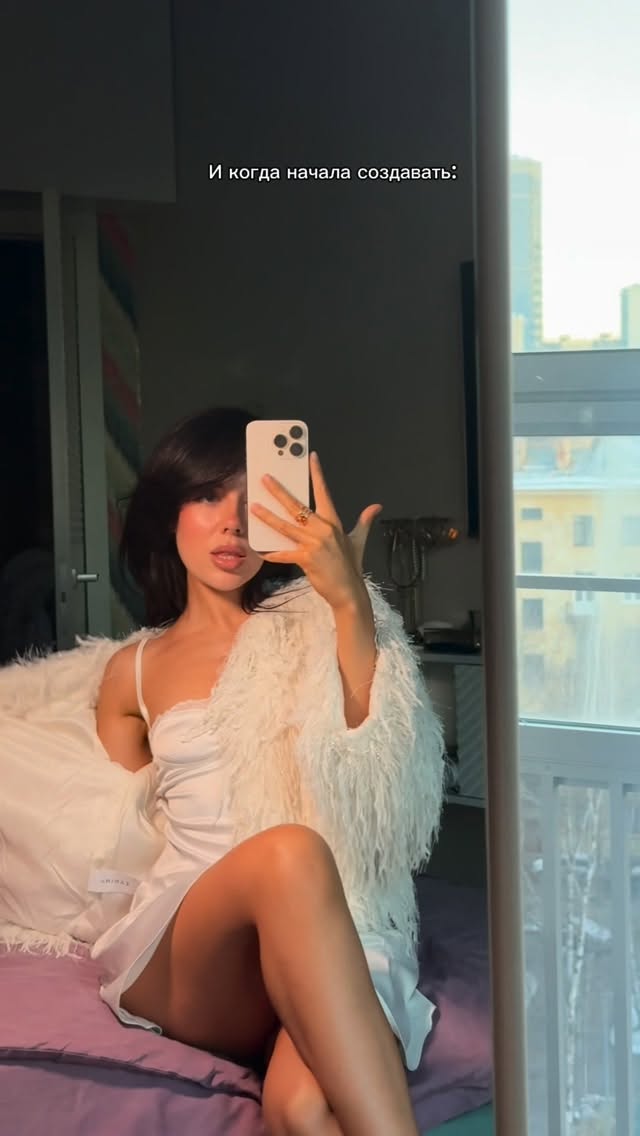 Внешность меняется когда меняется внутреннее состояние❤️.
Ну и важно помнить: человек видит в зеркале свою самооценку, а не реальность. Дело в том, ЧТО я тогда думала о себе - и мозг это честно отражал в зеркале. Буквально. А думала я о себе автоматически плохо.
Зрительная кора достраивает образ под то, что ты думаешь о себе. Даже в шутку или вскользь. Даже то самое «ну я и стремная» когда мало спала. Мозгу всё поеб@ть - шутишь ты или нет, для него это инструкция. Автоматизм!
И когда я начала замечать эти автоматические реакции и менять их - внешность начала меняться. И как-то захотелось носить сразу другую одежду, не прятать себя, дарить своему телу движение, напитывать его полезной едой … Без н@силия над собой. Это и есть та работа, которую мы делаем в в клубе.
Пиши КЛУБ - скину ссылку 🖤