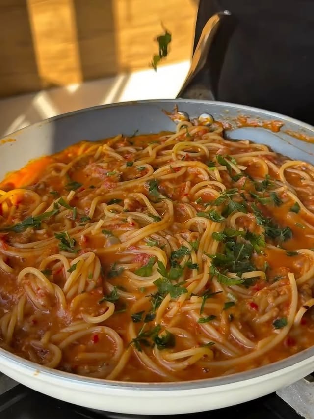 Eggplant Pasta 🍆🍝✨ 
(via: @canfeezam)

Silky roasted eggplant and pasta — a combination that never misses. Simple, hearty, and absolutely delicious 🤤

Subscribe to @EatingHealthyToday for exclusive recipes, viral meal ideas & daily food inspiration you won’t find anywhere else! 🍽️✨

#eggplantpasta #pastarecipes #easydinner #pastanight #vegetarianpasta comfortfood