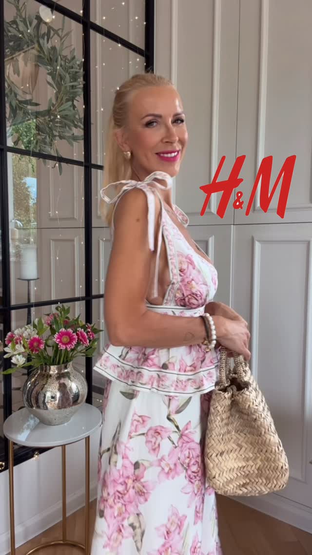 𝐒𝐮𝐦𝐦𝐞𝐫 𝐝𝐫𝐞𝐬𝐬 🌸_____________________Sukienka @hm jest absolutnie przepiękna - świetny skład, piękny print i fason 👌Ze mną jednak nie zostaje - zdecydowanie lepiej prezentuje się na drobniejszych biustach 😢.Sukienka na lato - sukienka maxi - lniana sukienka - letnia stylizacja - nowa kolekcja .#unboxingvideo #newin #newcollection #hmdress #summerdress by @ew_ka1