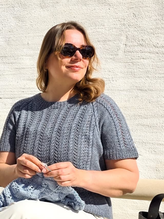 MIDSUMMER COUNTDOWN: VELA TEE ✨ Today's countdown pattern is the Vela tee that I designed for the @myak_fibers Venice retreat in April. It is a top-down raglan tee with an engaging cable and lace pattern. I have been wearing my Vela tee a lot: it's fingering weight so very light and wearable and I think this style is also very easy to style! I have been wearing my Vela with skirts and pants, pretty much everything ranging from jeans to lightweight linen culottes. If you want to knit one too, the pattern is now -25%, but hurry, the discount ends tomorrow (the end of the day, Helsinki time). No code needed! The pattern is available on Ravelry and sarinordlund.comAnd if you want to see what I am knitting at the moment, these photos give you a little sneak peek 👀 by @sari_n_