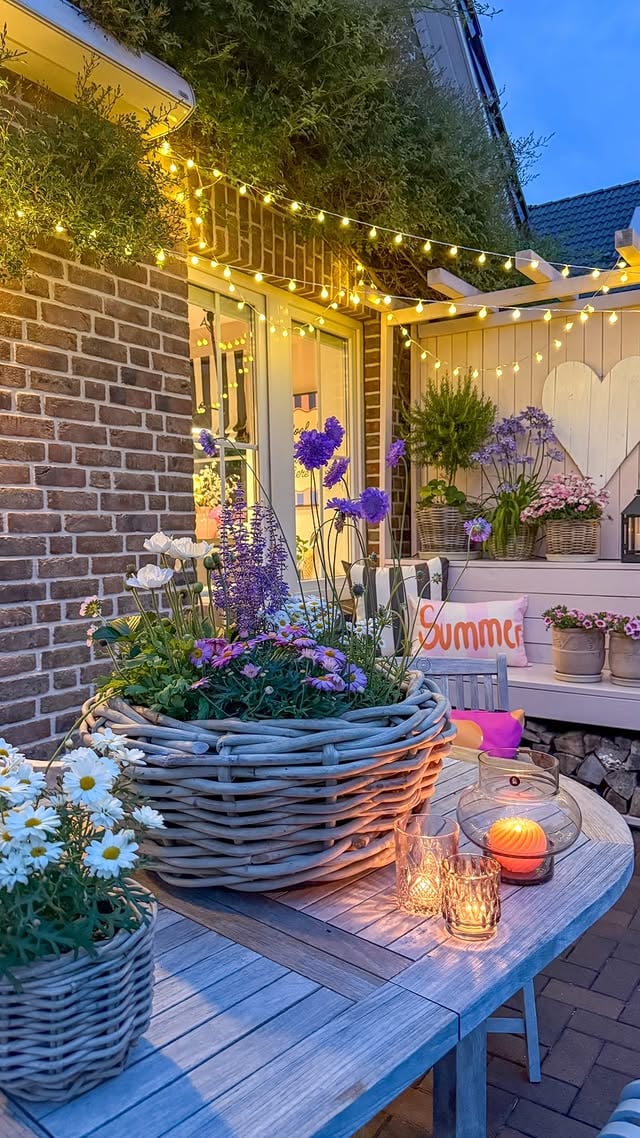 Eine Blumenwiese auf dem Gartentisch! Wie schön ist diese Idee bitte?🌸

Da unser Tisch die meiste Zeit in der Sonne steht, habe ich darauf geachtet, nur Pflanzen auszuwählen, die einen sonnigen Standort lieben.

Das Beste daran: Die Pflanzen können nach der Saison ins Blumenbeet umziehen und uns dort noch lange Freude bereiten.
Blauraute, Skabiose und Erdbeere Rosaba sind winterhart und der Island Mohn sät sich selbst wieder aus.
So entsteht aus der kleinen Blumenwiese auf dem Tisch später eine bunte und bienenfreundliche Ecke im Garten.

Wichtig: Verwendet ein Gefäß mit Löchern im Boden, damit überschüssiges Wasser gut ablaufen kann, es sind ja keine Teichpflanzen😉.
Füllt etwas Blumenerde ein, lockert mit den Händen leicht den Wurzelballen und setzt die Pflanzen mit etwas Abstand nebeneinander ein.
Anschließend alles gut angießen, und schon ist eure kleine Blumenwiese für den Gartentisch fertig🌿🐝🌸
#terrasse #garten #blumen #gartendiy #gartenliebe