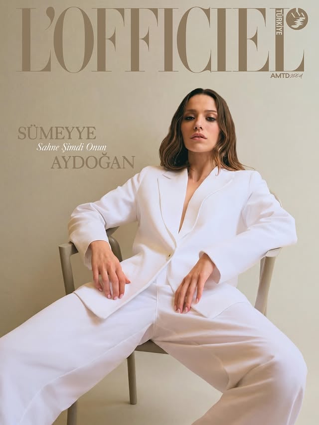 Haziran sayımızda “Less is More” yani “azla çok şey anlatmak” teması, Sümeyye Aydoğan’ın sade kaldıkça daha çok parlayan enerjisiyle buluşuyor.

Sümeyye Aydoğan; oyunculuğunu, değişimini ve görünürlükle kurduğu ilişkiyi samimi bir yerden anlatıyor. Genç yaşına rağmen kendi yolunu güçlü adımlarla çizerken, fazla çabaya ihtiyaç duymadan da dikkat çekilebileceğini gösteriyor.

Sümeyye Aydoğan, yeni nesil yıldızlığın en güçlü halinin bazen sadece kendin olmakla başladığını hatırlatıyor.

L’Officiel Türkiye Haziran 2026 sayısı çok yakında raflarda ve dijital platformlarda! 

Genel Yayın Yönetmeni ve Röportaj: @atakannisir
Fotoğraf: @ali_kalyoncu
Moda editörü: @furkancelik3
Saç: @batuhansancar_
Makyaj: @ecebirsen_ 
Art Direction @ali.kircil15 
Prodüksiyon Direktörü: @akdenizmerih
Prodüktör: @selincelikiz
Fotoğraf Asistanı: @atacanbaytok
Saç Asistanı: @turgaycapkn
Moda editörü Asistanı: @defnebilgen

 @lcwaikiki #işbirliği