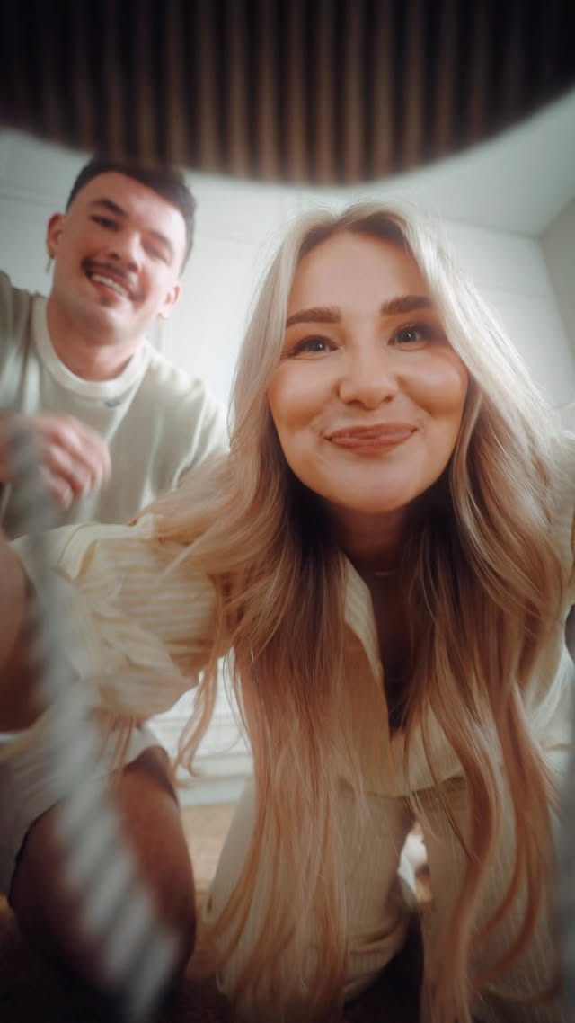 *werbung POV: Ihr habt endlich euren Garten zurück 🥹

Und plötzlich verbringen wir einfach wieder jede freie Minute draußen. Wir genießen es so sehr, wieder zurück im Haus zu sein! 🙏🏼
Und was gibt es besseres, als den Kleinen dabei zuzusehen, wie sie ihre Welt entdecken? 🥹

Während Maui draußen auf Entdeckungstour geht, achten wir natürlich auf bequeme Begleiter für seine kleinen Abenteuer im Garten. Die Barfußschuhe Boris von @elefanten_schuhe sind einfach super flexibel, leicht und geben den kleinen Füßen genug Platz, damit sie klettern, springen und rennen können.

Was darf bei euren Abenteuern draußen mit den Kids niemals fehlen?🤍
__________________________
@deichmann _schuhe @‌elefanten_schuhe #elefanten #Lauflerner #ersteSchritte