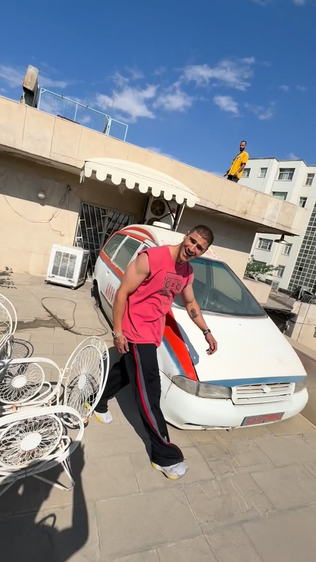 اگه یه روز ما رو پشت بوم خونتون دیدی ، بدون نیومدیم دزدی ، اومدیم پارکور کنیم🥷🏻