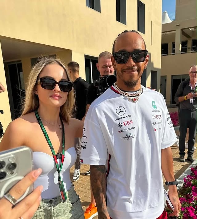 Oh mein Gott, wie die Zeit vergeht! 🙈⏳

Vorletztes Jahr ging  Davina noch in Abu Dhabi in der Boxengasse neben Lewis Hamilton. 🏎️✨ Und heute sieht man ihn in Monaco mit den Kardashians. 😅

Bevor jetzt wieder die Gerüchteküche anfängt zu kochen: Keine Sorge! 😂 Es gab niemals auch nur die kleinste Berührung zwischen meiner Tochter und Lewis Hamilton. Dafür hätte ich als Mutter wahrscheinlich sofort die rote Flagge geschwenkt! 🚩🤣

Aber mal Spaß beiseite: Solche Fotos sind einfach wunderschöne Erinnerungen. Man merkt erst Jahre später, wie besonders solche Momente eigentlich waren.

Und wer weiß? Vielleicht sitzt Davina in ein paar Jahren selbst mit den Kardashians beim Kaffee. 🙈☕️😎

Das Leben schreibt eben die verrücktesten Geschichten!