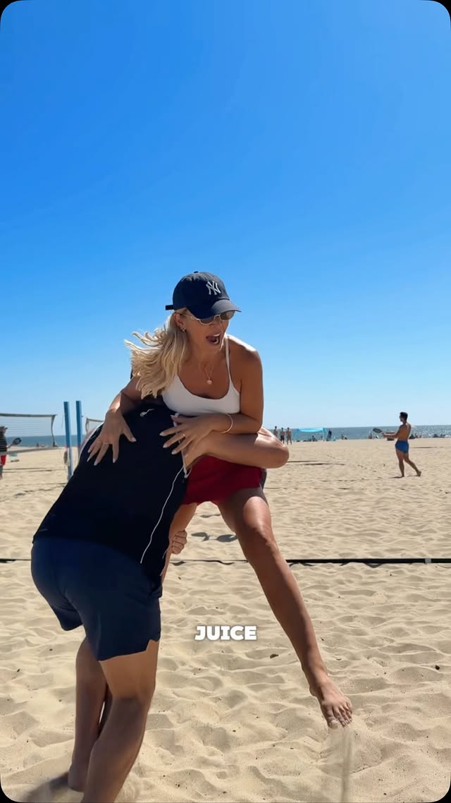 It works different out here 😅🇺🇸 #dating #datinginyour30s #la #lalife #beachtennis by @danni.menzies