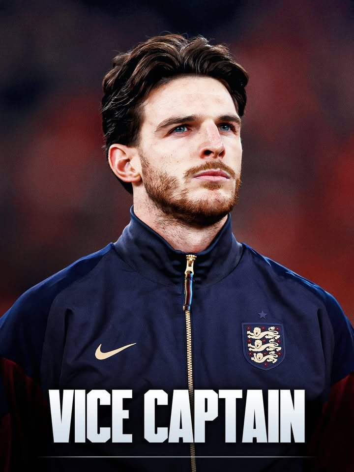 🚨 𝐎𝐅𝐅𝐈𝐂𝐈𝐀𝐋: Declan Rice has been chosen as England’s new 𝐕𝐈𝐂𝐄 𝐂𝐀𝐏𝐓𝐀𝐈𝐍 for the 2026 World Cup ©️🏴󠁧󠁢󠁥󠁮󠁧󠁿“From today, Declan Rice is my vice-captain”, Tuchel confirmed.This comes after an 𝐮𝐧𝐛𝐞𝐥𝐢𝐞𝐯𝐚𝐛𝐥𝐞 campaign at Arsenal with 𝟏𝟔 𝐆/𝐀 for the English midfielder, Premier League winner 🔴⚪️𝑳𝒆𝒂𝒅𝒆𝒓𝒔𝒉𝒊𝒑, 𝑷𝒂𝒔𝒔𝒊𝒐𝒏, 𝑫𝒐𝒎𝒊𝒏𝒂𝒕𝒊𝒐𝒏. Well deserved. 🧠✨