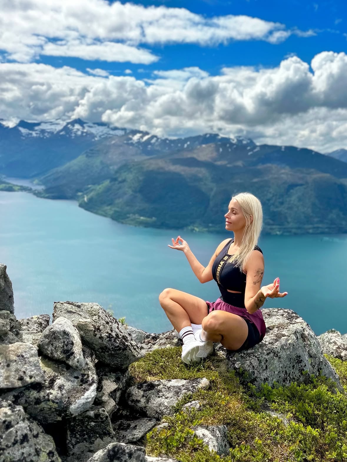 𝐇𝐄𝐀𝐕𝐄𝐍🤍
I Hjartåbygda finn du ein fantastisk fin, lettgått og familievennlig tur☺️🌸🫶🏼 Først blir du møtt av ein nydelig sosial gjeng som kreve eindel oppmerksomheit og kos før ein får passere🥹😍🐐 Geitevegen, eller himmelen som nokon av oss vil kalle det😇🤍 Vidare er det steinlagte trapper og fin sti i skog før ein kjem til Homborsetsætra🇳🇴 Vi gjekk vidare til høgste punktet der: Hornet 695 ⛰️ Fiiin utsikt!!🫶🏼
Anbefalast!!!🤗
•
•
#goats #heaven #animallovers #fjelltid #norwayexplorer