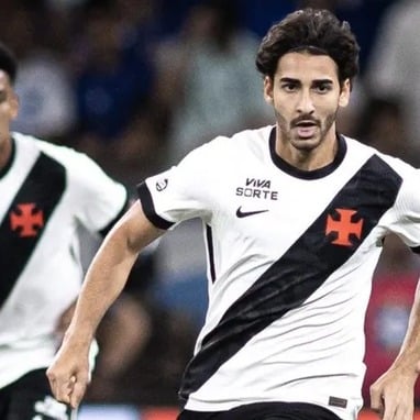 O meia JP renovou o seu contrato com o Vasco. O novo vínculo vai até dezembro de 2028.Foto: Matheus Lima / Vasco#vasco by @venecasagrande