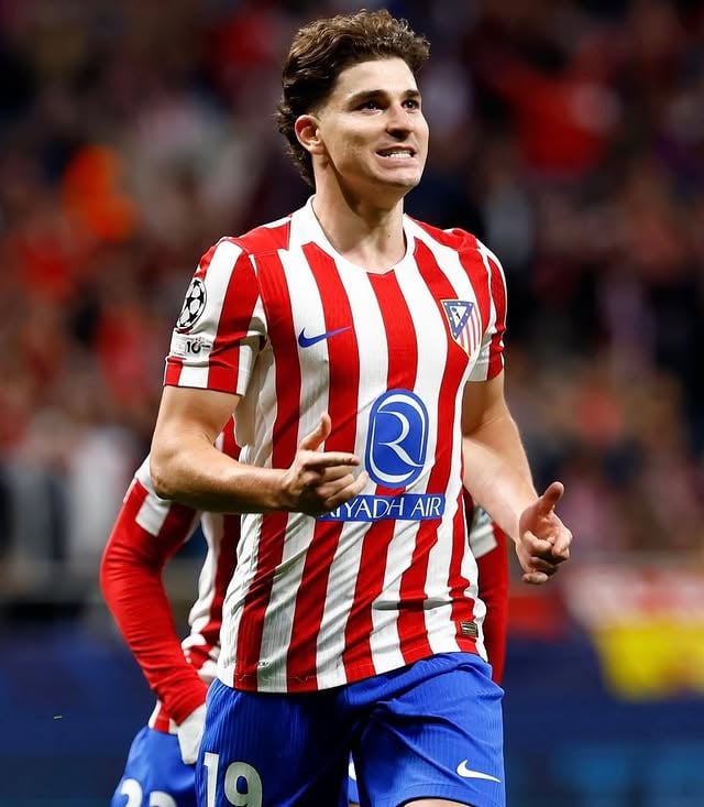 Nota oficial do Real Madrid:“O Real Madrid informa que fez uma oferta de 150 milhões de euros ao Atlético de Madrid por Julián Álvarez.Após avaliar a oferta, o Atlético de Madrid agradeceu, destacando que ela foi feita no âmbito da relação positiva entre os dois clubes, mas a rejeitou, citando a cláusula de rescisão do jogador.”📸 Atlético de Madrid by @venecasagrande