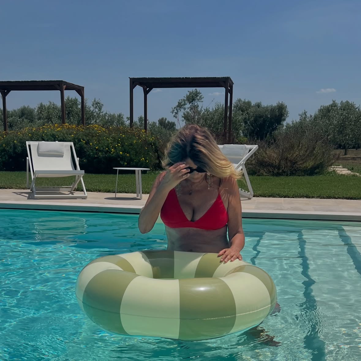 Nella mia vita c’è un uomo con cui ho condiviso bellezza, quella autentica, fuori dai cliché, senza lustrini, perché Tommaso, aveva uno sguardo che andava oltre e che accarezzava , i luoghi, gli oggetti e le persone…
Sono certa che si sarebbe innamorato di questo non luogo: @ilgiardinogrande situato nell’ entroterra salentino, dove la bellezza è sinonimo di armonia, semplicità , lasciando parlare solo l’ Essenziale …
« Tra il profumo del gelsomino, gli ulivi che rinascono ed i colori del roseto, la campagna salentina svela la sua anima più delicata. »
Un servizio sempre presente, ma in maniera così discreta, che esalta il vero valore dell Hospitality
Grazie a Valentina anima di questo luogo , che tornando a casa dopo venti anni di lavoro svolta nelle più prestigiose catene alberghiere, ha saputo dare a tutto il valore del Salento autentico.
Grazie a sua madre Pina @pinamicaletto , che ogni mattina cogliendo i fiori freschi profuma  questo luogo di gentilezza.
Grazie di cuore è stato un weekend speciale …
Nei prossimi gg ho altre foto ed emozioni da raccontarvi , perché @ilgiardinogrande ha infinite sfumature di bellezza.
Mr @theutra chioserebbe con il suo:
« Se vi capita andate » 
🌹
♥️
#suppliedby 
#condividobellezza 
#ilmiosalento