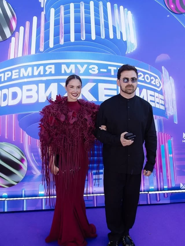 Сходили на премию @muztv 
Вот это конечно шоу они сотворили! Поразительный масштаб!!! 
Makeup: @elina4makeup 
Dress: @big_brooch ❤️