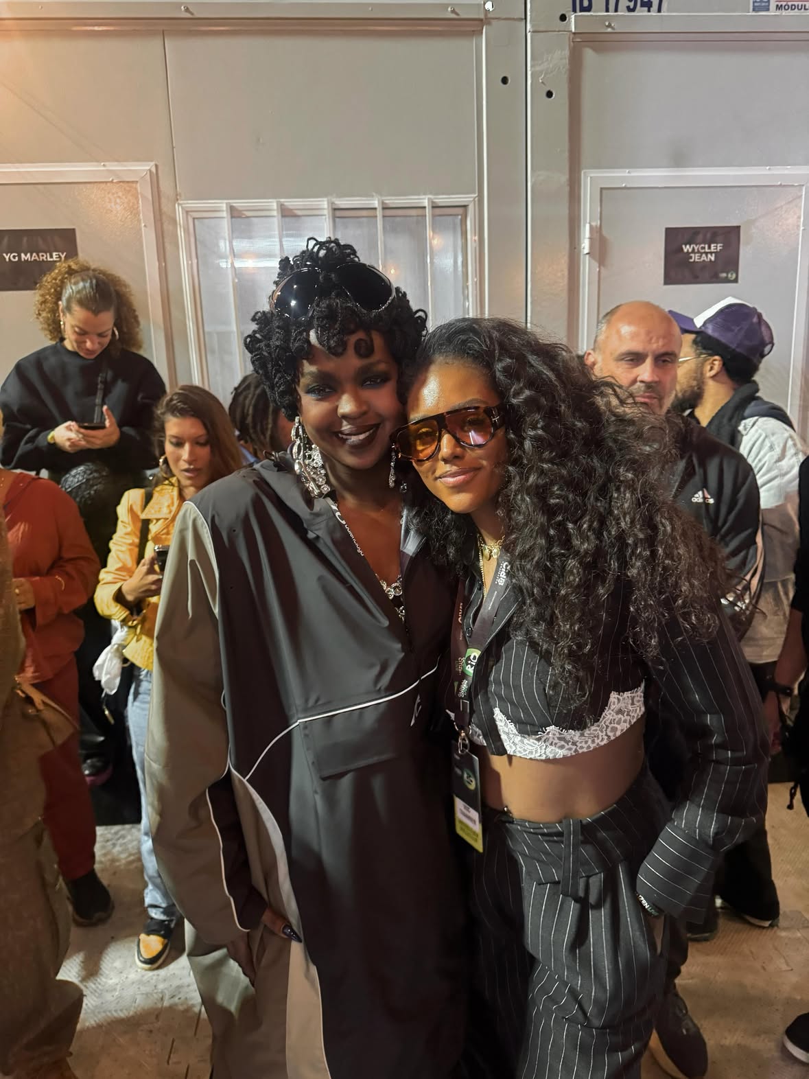 Sim estava chorando. Nem no meu imaginário eu pensei que teria a oportunidade de tirar uma foto com uma das artistas que ajudou a construir quem eu sou. Sim, @mslaurynhill 

Eu nem sei o que pensar ou imaginar. Só agradecer aos meus guias, aos meus ancestrais e à vida por me permitirem viver esse momento.

E, sem dúvidas, encontrar artistas que admiro e que fazem parte da minha trajetória, pessoas que, de alguma forma, me inspiraram ao longo do caminho, foi algo extremamente especial.

Estar com @iza , @brunogagliasso , @gioewbank  @dandaramariana @julianaalvesiam Juliana Alves  @djtamyreis @bombom_rp @jeniffer foi incrível.

Eu só tenho a agradecer.

Obrigada, @glblctzn  obrigada @agenciasrcom . Foi inesquecível.