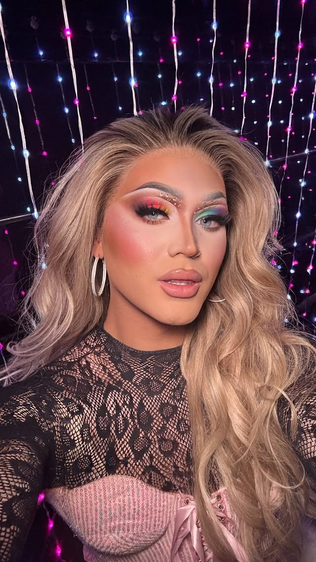 Pinky’s up for pride 🤭🏳️‍⚧️✨🫶🏼🏳️‍🌈

•
 
@katseyeworld 

#pinkysup #katseye #crystalenvy #rupaulsdragrace #pride🌈