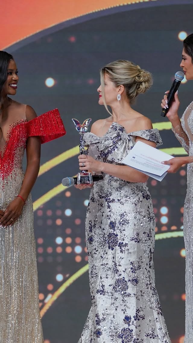 Gracias a @missuniverse.cr por invitarme a esta gala y compartir con hermosas y talentosas mujeres de nuestro país que brillan con luz propia.