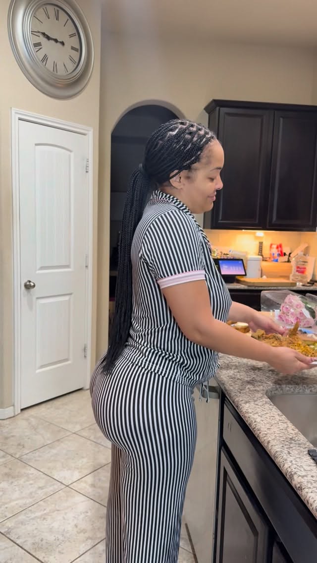 He mad cause i made hamburger helper 😩damn i fried chicken (it did need a lil more salt though) 🤣